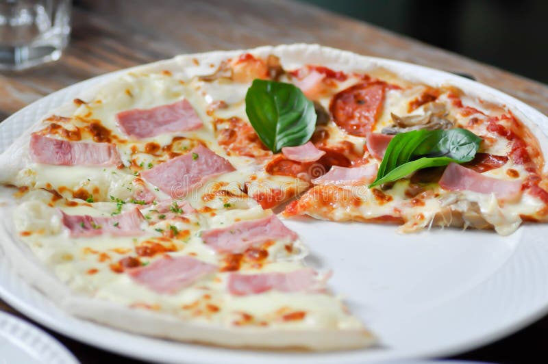 Pizza Ou Pepperoni Pizza Et Jambon Et Fromage Image stock Image du