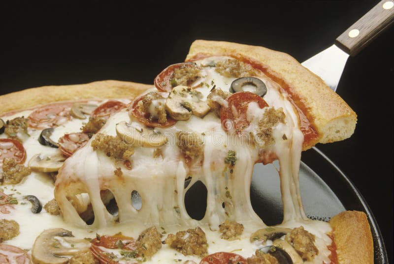 Ein Stück pizza gehoben wird, aus der Pfanne mit einem Spachtel.