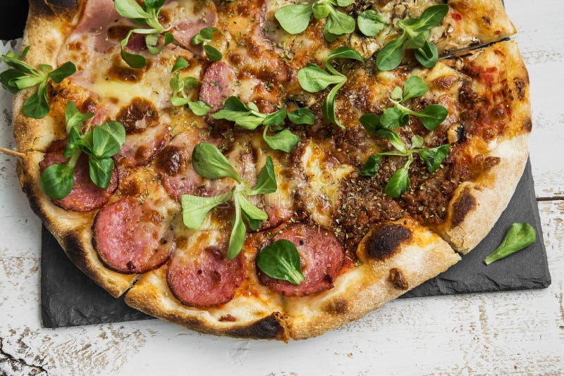 Pizza Quatro Stagione Mit Salami, Schinken, Huhn Mit Cornsalad Le ...