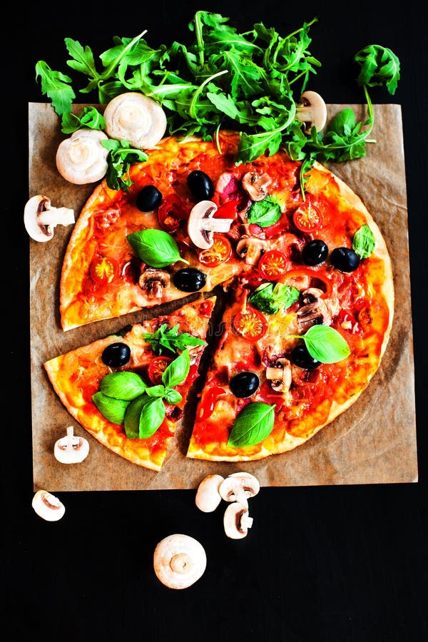 Pizza recentemente cozida com Pepperoni salsicha e queijo em um rusti fotografia de stock royalty free Pizza recentemente cozida com Pepperoni salsicha e queijo em um rusti fotografia de stock royalty free