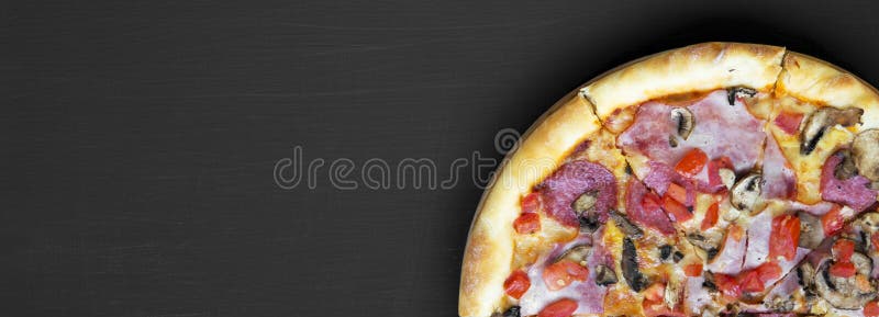 Pizza recentemente cozida no fundo preto, vista de cima de Configuração lisa, vista aérea, superior Copie o espaço foto de stock royalty free Pizza recentemente cozida no fundo preto, vista de cima de Configuração lisa, vista aérea, superior Copie o espaço foto de stock royalty free