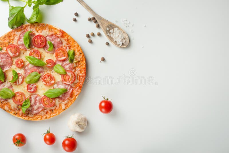 Pizza rustica con salame, la mozzarella, la ciliegia e una vista della basilica con una copia dello spazio fotografia stock Pizza rustica con salame, la mozzarella, la ciliegia e una vista della basilica con una copia dello spazio fotografia stock