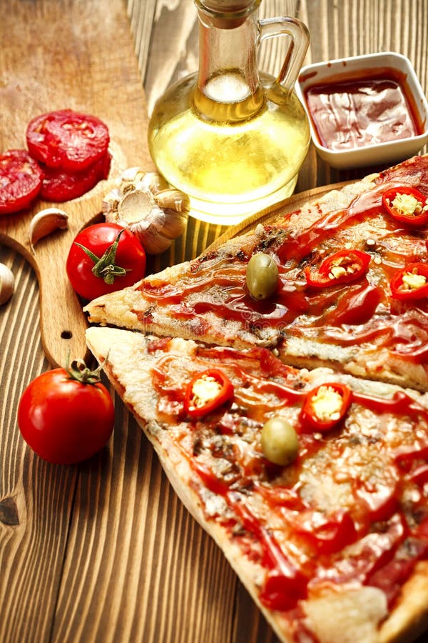 Pizza saboroso na tabela fotografia de stock royalty free