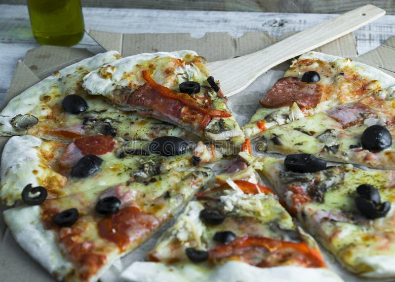 Pizza salami z oliwkami zdjęcie stock. Obraz złożonej z smakosz 120119984