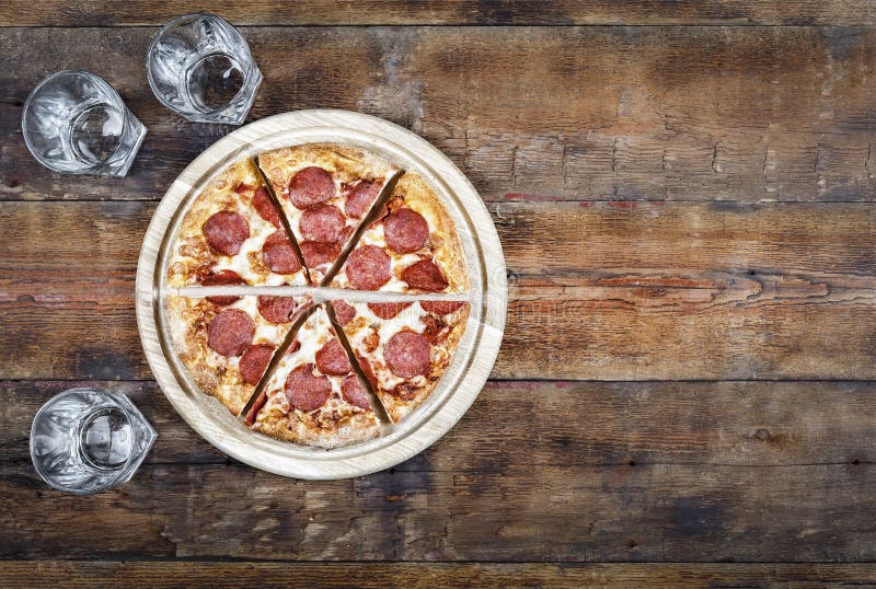 Pizza, salchichones, cena, rápida, comida, italiano, estilo rústico Copie el espacio imagen de archivo Pizza, salchichones, cena, rápida, comida, italiano, estilo rústico Copie el espacio imagen de archivo