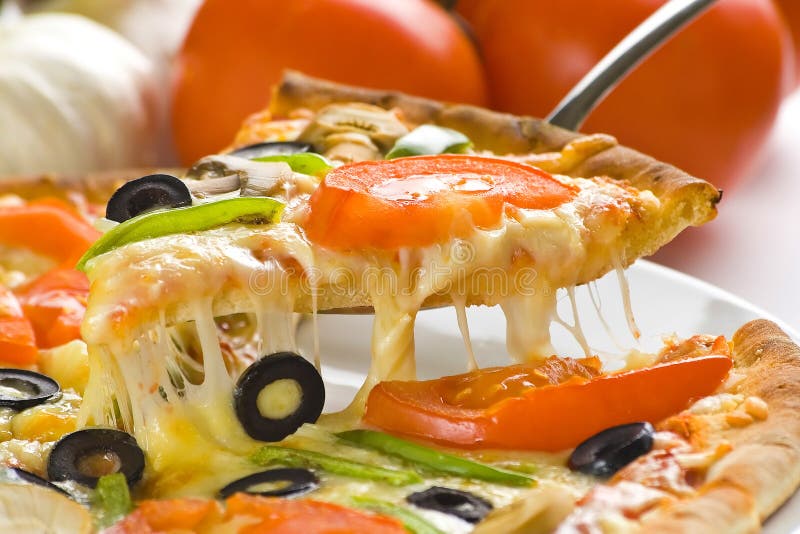 Pizza serowy świeży domowej roboty pieczarkowy oliwny pomidor