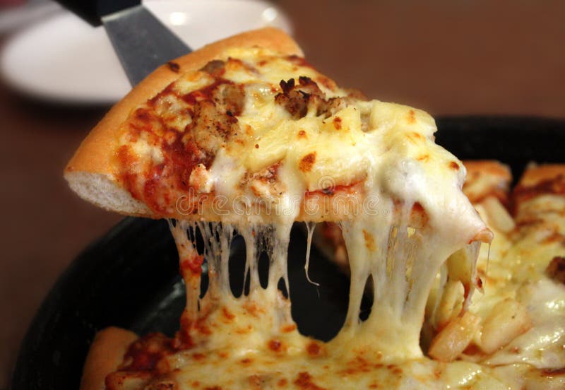 Una fetta di pizza con il formaggio fuso.