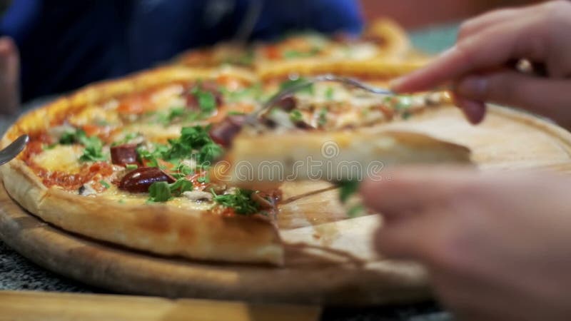 Pizza su un vassoio di legno nella pizzeria