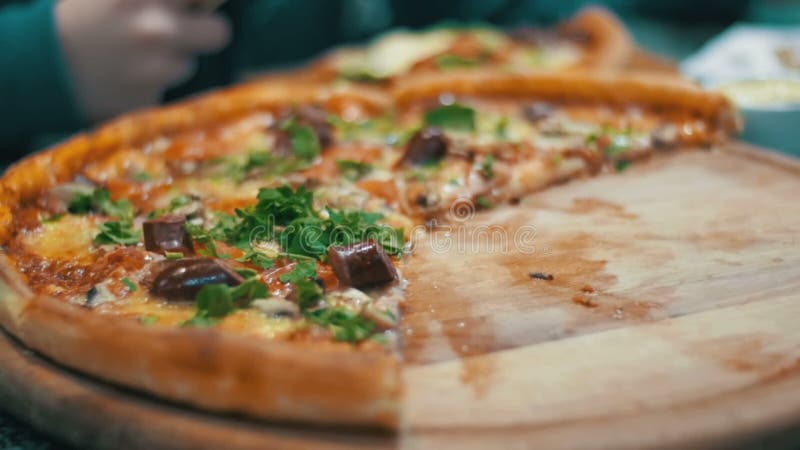 Pizza su un vassoio di legno nella pizzeria
