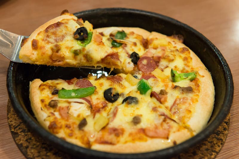 Pizza suprema foto de archivo. Imagen de aceitoso, alimento 29592844