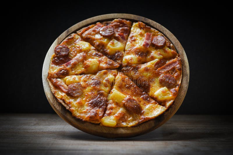 Pizza sur le fromage traditionnel italien savoureux délicieux de pizza d'aliments de préparation rapide de plat en bois avec du m photos libres de droits Pizza sur le fromage traditionnel italien savoureux délicieux de pizza d'aliments de préparation rapide de plat en bois avec du m photos libres de droits