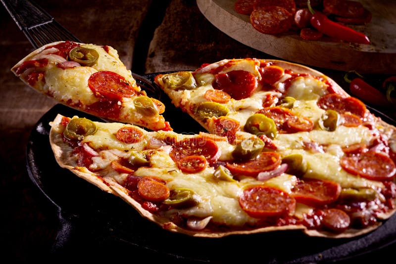 Pizza tradicional da tortilha de Tex Mex imagens de stock royalty free Pizza tradicional da tortilha de Tex Mex imagens de stock royalty free