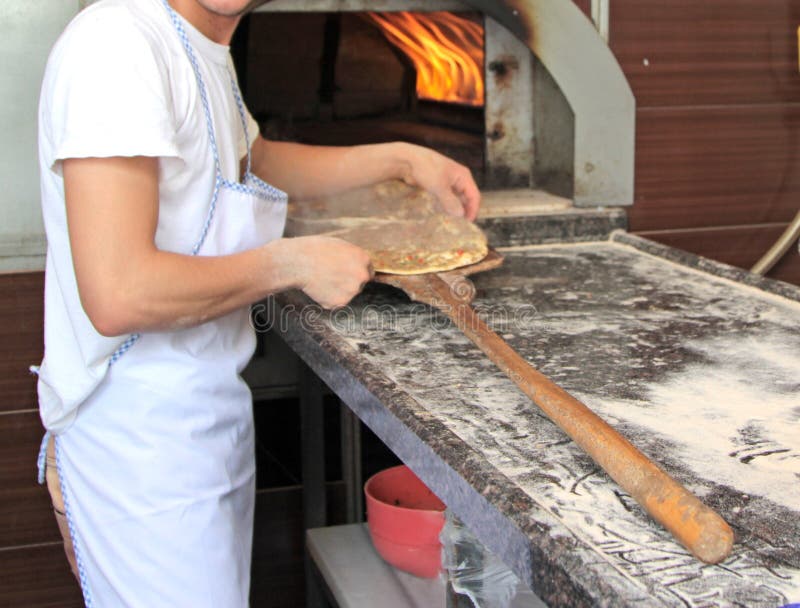 Pizza turca deliciosa (Ekmek ou Lahmacun de Etli) fotos de stock Pizza turca deliciosa (Ekmek ou Lahmacun de Etli) fotos de stock