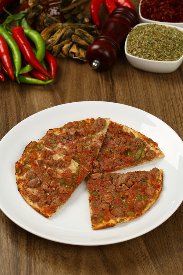 Pizza turca - Lahmacun foto de stock Pizza turca - Lahmacun foto de stock