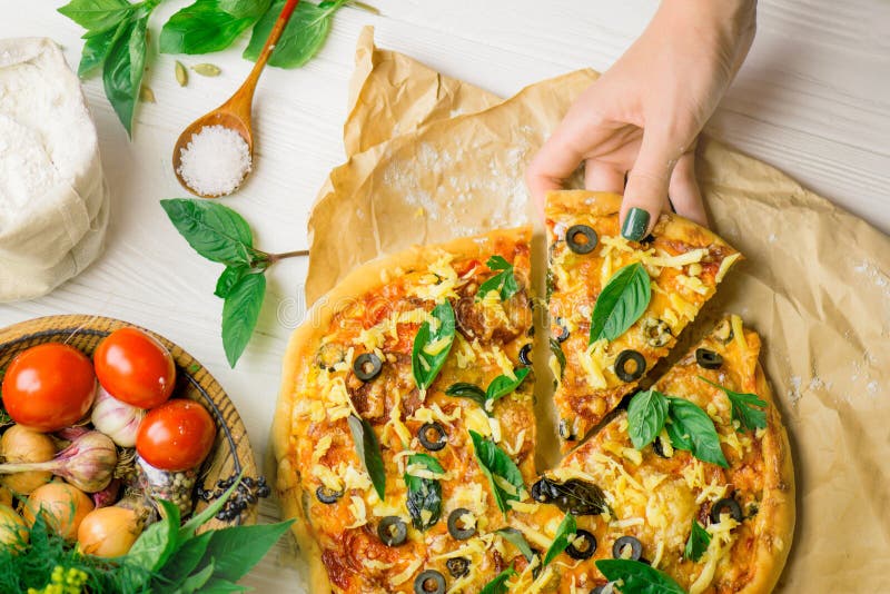 Pizza und Hand nah oben über weißem Hintergrund lizenzfreies stockbild Pizza und Hand nah oben über weißem Hintergrund lizenzfreies stockbild