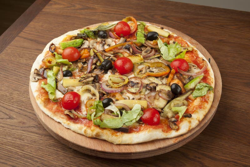 Pizza vegetariana con las verduras fotos de archivo libres de regalías Pizza vegetariana con las verduras fotos de archivo libres de regalías