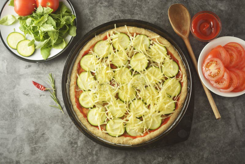 Pizza vegetariana Processo di cottura di pizza casalinga di verdure con gli ingredienti freschi isolati su fondo scuro Copi lo sp immagine stock libera da diritti Pizza vegetariana Processo di cottura di pizza casalinga di verdure con gli ingredienti freschi isolati su fondo scuro Copi lo sp immagine stock libera da diritti