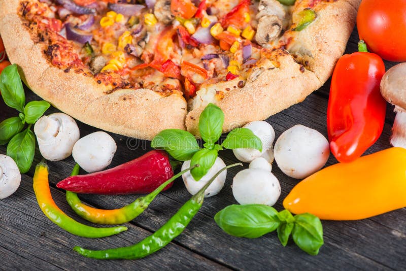 Pizza végétarienne italienne faite maison photographie stock Pizza végétarienne italienne faite maison photographie stock