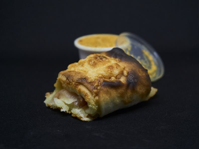 Pizzabroodje met kaas en kruidboter stock foto's Pizzabroodje met kaas en kruidboter stock foto's