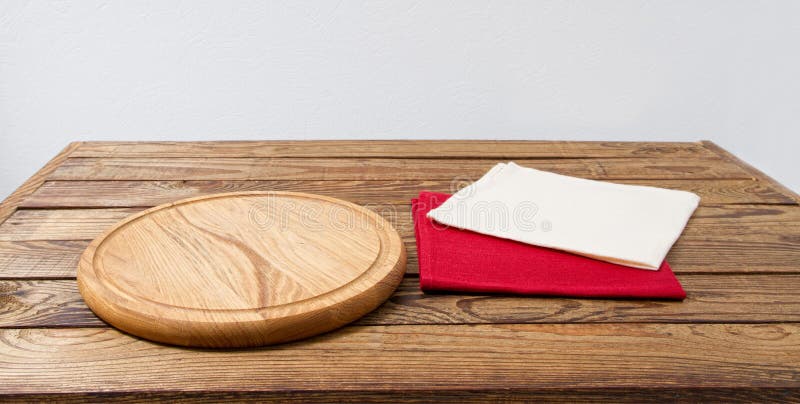 Pizzabureau, witte en rode servet op lijst, tafelkleed, lege exemplaarruimte, stock afbeeldingen Pizzabureau, witte en rode servet op lijst, tafelkleed, lege exemplaarruimte, stock afbeeldingen