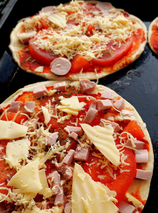 Pizzateig Mit Tomatensauce Auf Backblech Stockfoto - Bild von grün ...