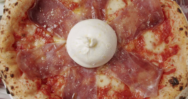Pizzeria di prosciutto girevole con formaggio su fondo bianco. visualizzazione superiore e zoom