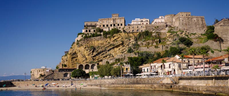 PIZZO ITALY JUNE 3 2025 Пиццо Калабро поднимается на скале с видом на пляж в солнечный летний день стоковые изображения rf