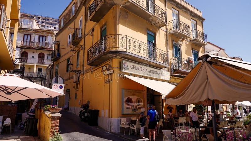 PIZZO ITALY JUNE 3 2025 Туристы наслаждаются мороженым в Пиццо Калабрия в солнечный летний день стоковое фото rf