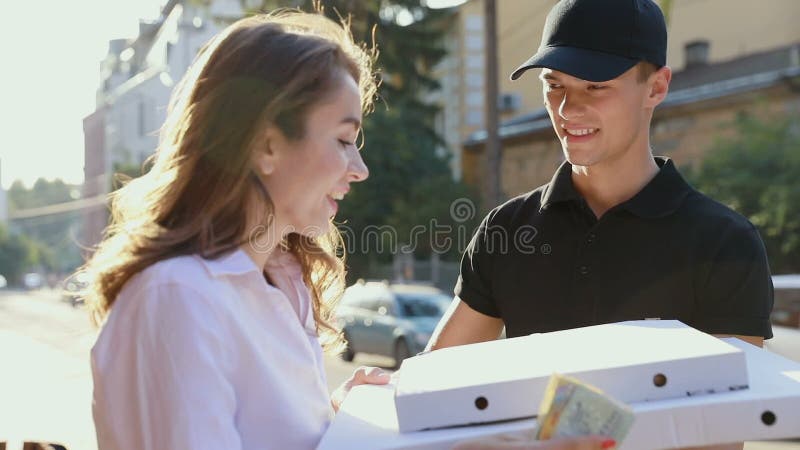 Pizzy dostawa Kurier Dostarcza pudełko Z jedzeniem klient