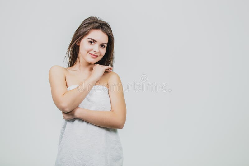 Piękna młoda kobieta z Czystym Świeżym skóra dotykiem swój twarz Twarzowy traktowanie pozaziemski Piękno i zdrój dziewczyna 2th l zdjęcia royalty free Piękna młoda kobieta z Czystym Świeżym skóra dotykiem swój twarz Twarzowy traktowanie pozaziemski Piękno i zdrój dziewczyna 2th l zdjęcia royalty free