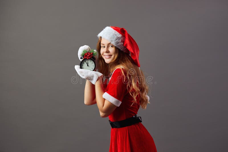 piękna pani chrismas przedstawia Mikołaja Święty Mikołaj ubierał w czerwonym kontuszu, Santa kapeluszowy i białe rękawiczki trzym obrazy royalty free piękna pani chrismas przedstawia Mikołaja Święty Mikołaj ubierał w czerwonym kontuszu, Santa kapeluszowy i białe rękawiczki trzym obrazy royalty free