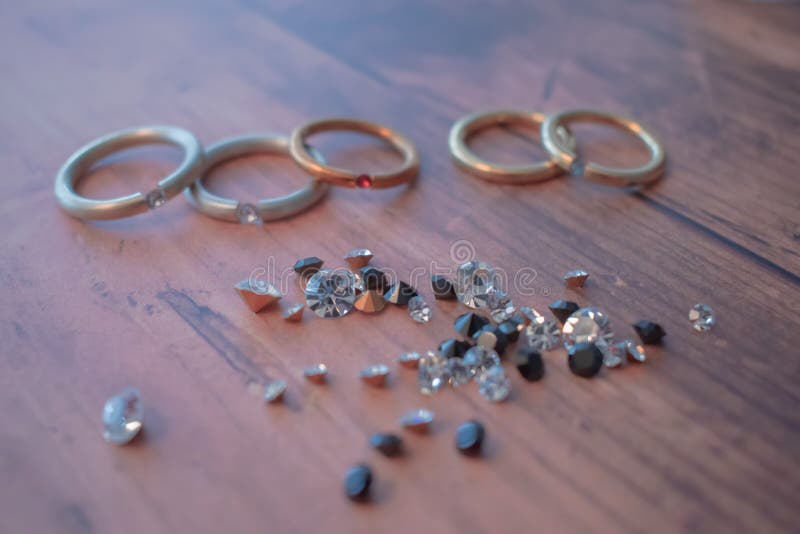 Piękni pierścionki robić z cennymi kamieniami na pracy ławce. Rhinestones czekać na setted Nabierający Złoty miasto Pforzheim, Niemcy
