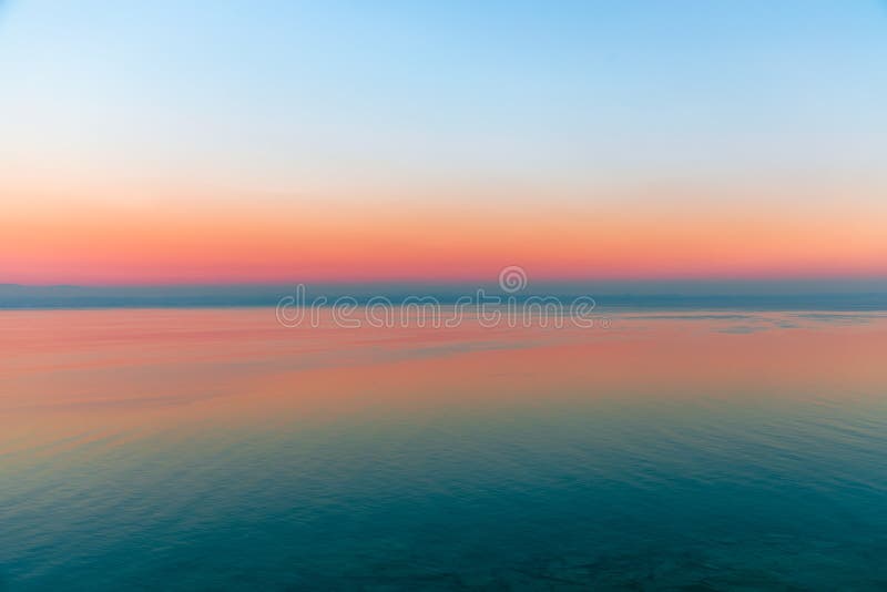 Piękny multicolor zmierzch odbijał w wodach Jeziorny Garda, Włochy linia horyzontu Widoczna linia brzegowa w wieczór mgle Zima