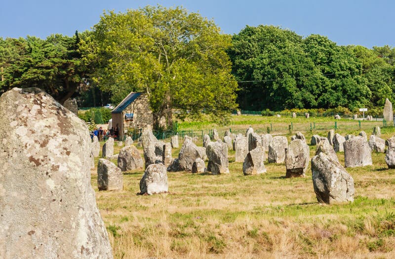 Piękny widok pozycja dryluje wyrównania, menhirs, w Carnac, Brittany, Francja Megalityczny punkt zwrotny