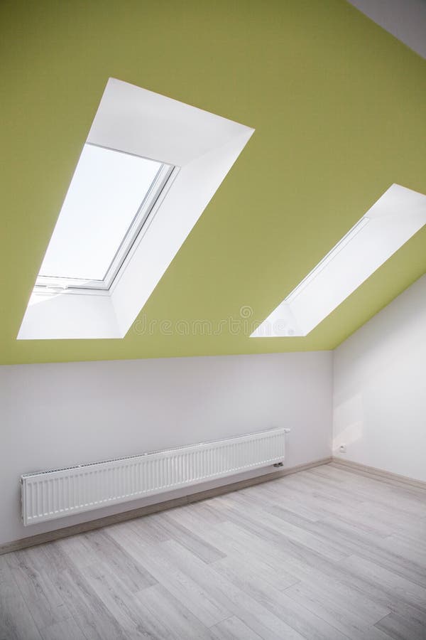 Pièce avec la fenêtre inclinée photo stock Pièce avec la fenêtre inclinée photo stock