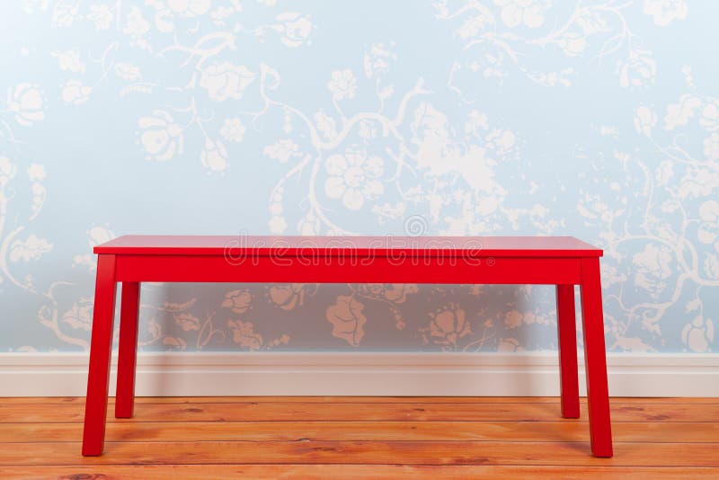 Pièce avec le papier peint bleu de vintage et le banc rouge photographie stock