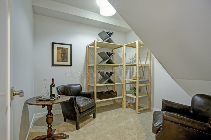 Pièce blanche de grenier avec les fauteuils en cuir images libres de droits Pièce blanche de grenier avec les fauteuils en cuir images libres de droits