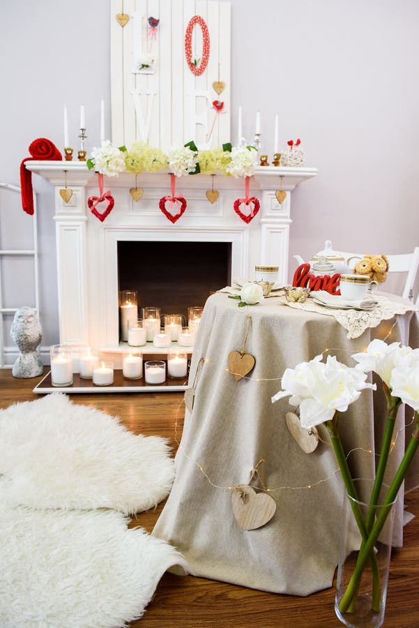 Pièce blanche et rouge d'ute de ¡ de Ð avec un bon nombre de décoration en forme de coeur photographie stock libre de droits Pièce blanche et rouge d'ute de ¡ de Ð avec un bon nombre de décoration en forme de coeur photographie stock libre de droits