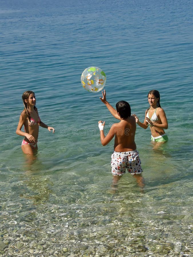 Pièce d'enfants avec une bille en mer images stock Pièce d'enfants avec une bille en mer images stock