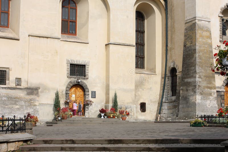 Pièce d'enfants près de l'école catholique image libre de droits Pièce d'enfants près de l'école catholique image libre de droits