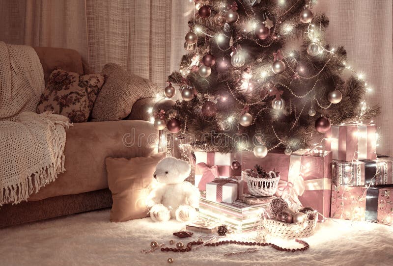 Pièce dans l'obscurité avec l'arbre de Noël, la décoration et les cadeaux lumineux, intérieur de maison la nuit, rouge-brun modif images stock Pièce dans l'obscurité avec l'arbre de Noël, la décoration et les cadeaux lumineux, intérieur de maison la nuit, rouge-brun modif images stock