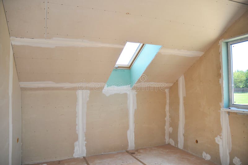 Pièce de grenier en construction avec des plaques de plâtre de gypse images stock Pièce de grenier en construction avec des plaques de plâtre de gypse images stock