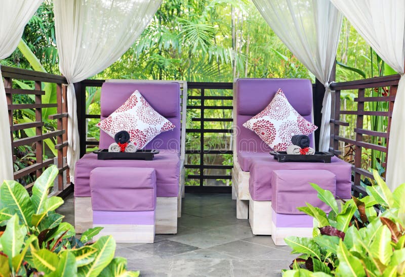 Pièce de massage de station thermale dans le jardin photos libres de droits Pièce de massage de station thermale dans le jardin photos libres de droits