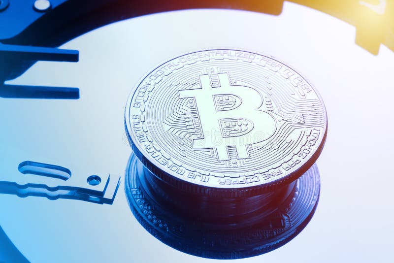 Pièce de monnaie argentée de bitcoin de plat de disque d'unité de disque dur de HDD Symbole de cryptocurrency d'argent électroniq photos libres de droits Pièce de monnaie argentée de bitcoin de plat de disque d'unité de disque dur de HDD Symbole de cryptocurrency d'argent électroniq photos libres de droits