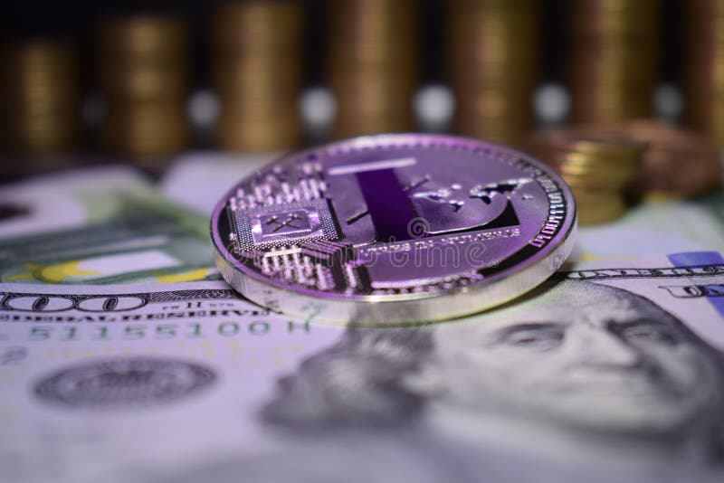 Pièce de monnaie Litecoin physique LTC, fond de billet de banque et de pièces de monnaie d'or photo libre de droits Pièce de monnaie Litecoin physique LTC, fond de billet de banque et de pièces de monnaie d'or photo libre de droits