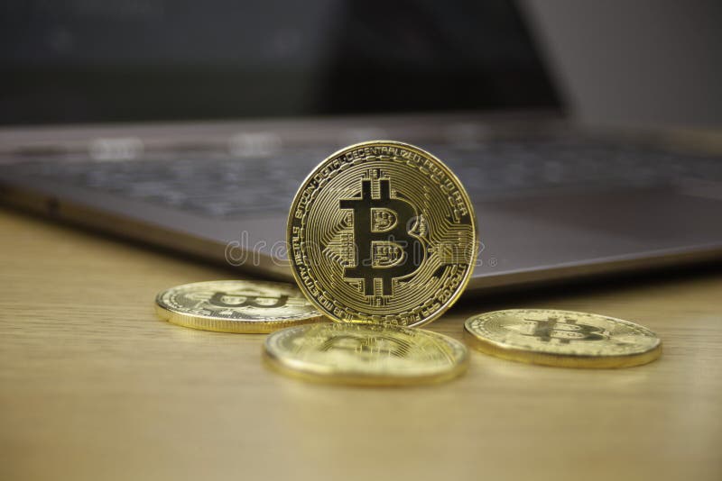 Pièce de monnaie rouge de coeur d'or de devise de Digital de plume physique en métal Concept de Cryptocurrency image stock Pièce de monnaie rouge de coeur d'or de devise de Digital de plume physique en métal Concept de Cryptocurrency image stock