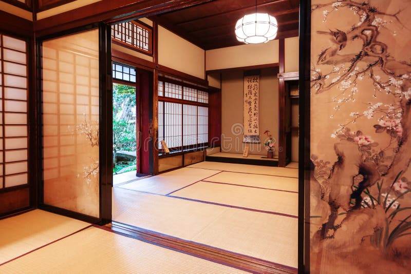 Pièce de thé avec les portes grillagées peintes dans la Chambre samouraï de Nomura à Kanazawa, Japon photographie stock libre de droits Pièce de thé avec les portes grillagées peintes dans la Chambre samouraï de Nomura à Kanazawa, Japon photographie stock libre de droits