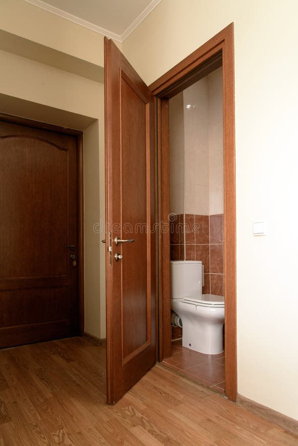 Pièce de toilette dans l'hôtel de budget images stock Pièce de toilette dans l'hôtel de budget images stock