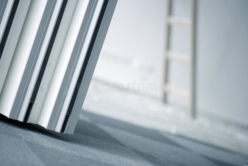 Pièce intérieure des réparations ou du nettoyage d'immeuble de bureaux images stock Pièce intérieure des réparations ou du nettoyage d'immeuble de bureaux images stock