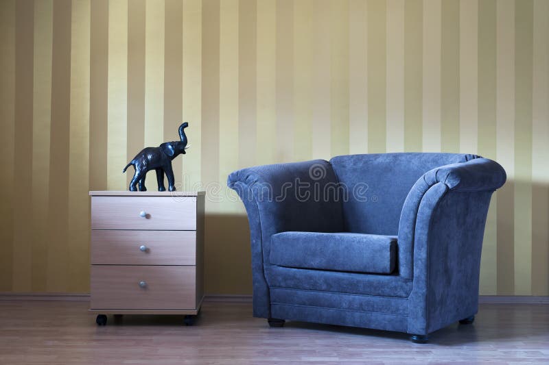 Pièce intérieure moderne avec la sculpture en chaise de sofa et en mur et en éléphant de rayures